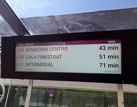 Benidorm estrena la primera pantalla inteligente de las once que se instalarán en las principales paradas de autobús
